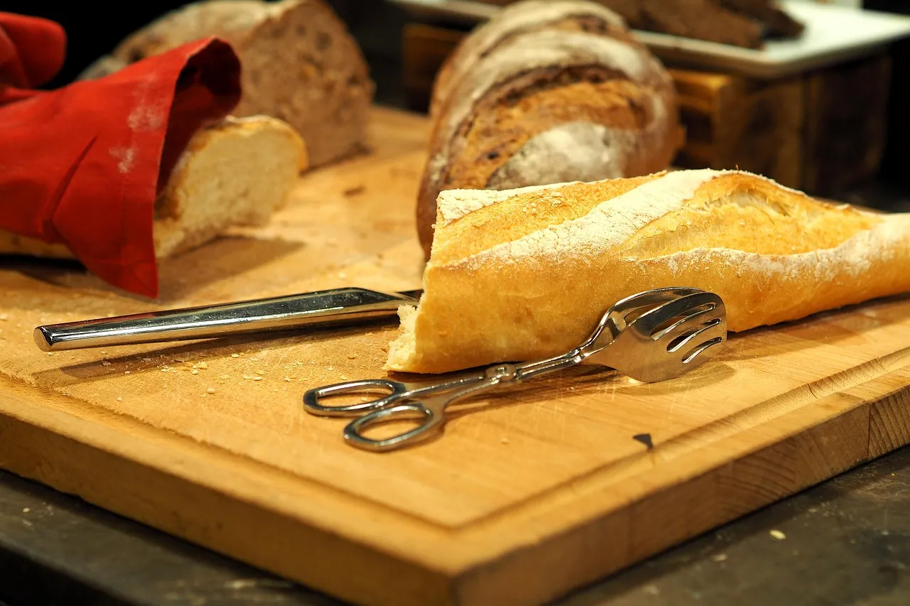 Friskbagt brød på skærebræt til buffeten