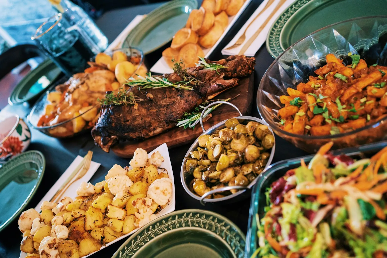 Buffet med stegt kød, kartofler og rodfrugter til festen