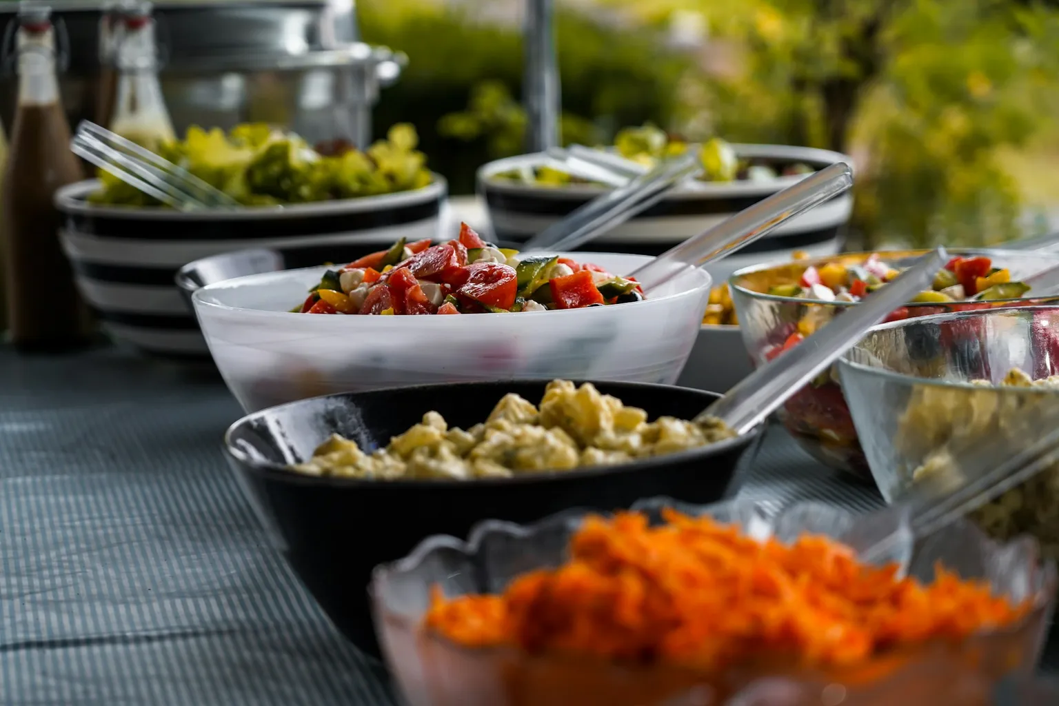 Salatbuffet anrettet udendørs i haven