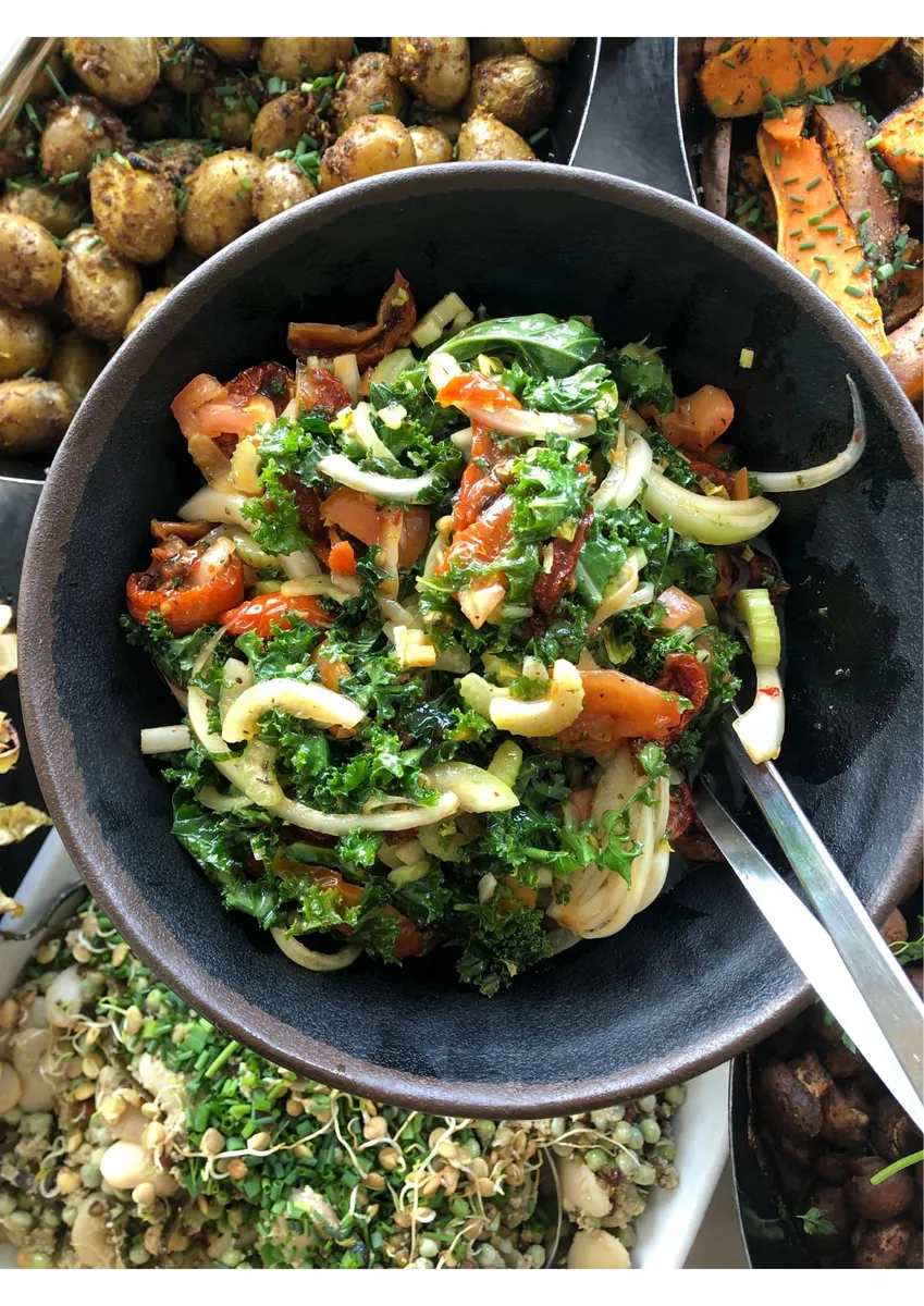 Nærbillede af en frisk salat fra en frokostordning
