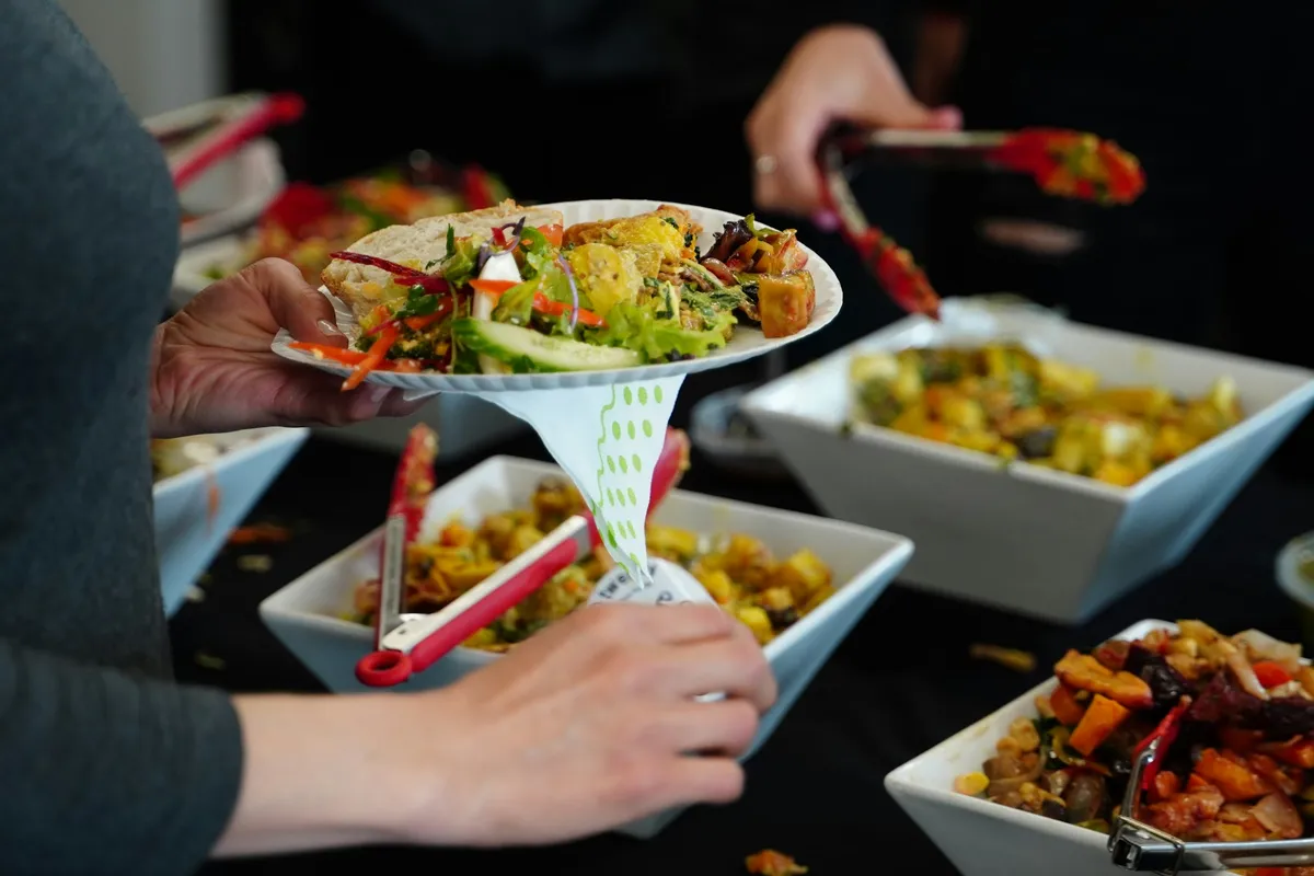 Gæst forsyner sig fra en frokostbuffet med selvbetjening